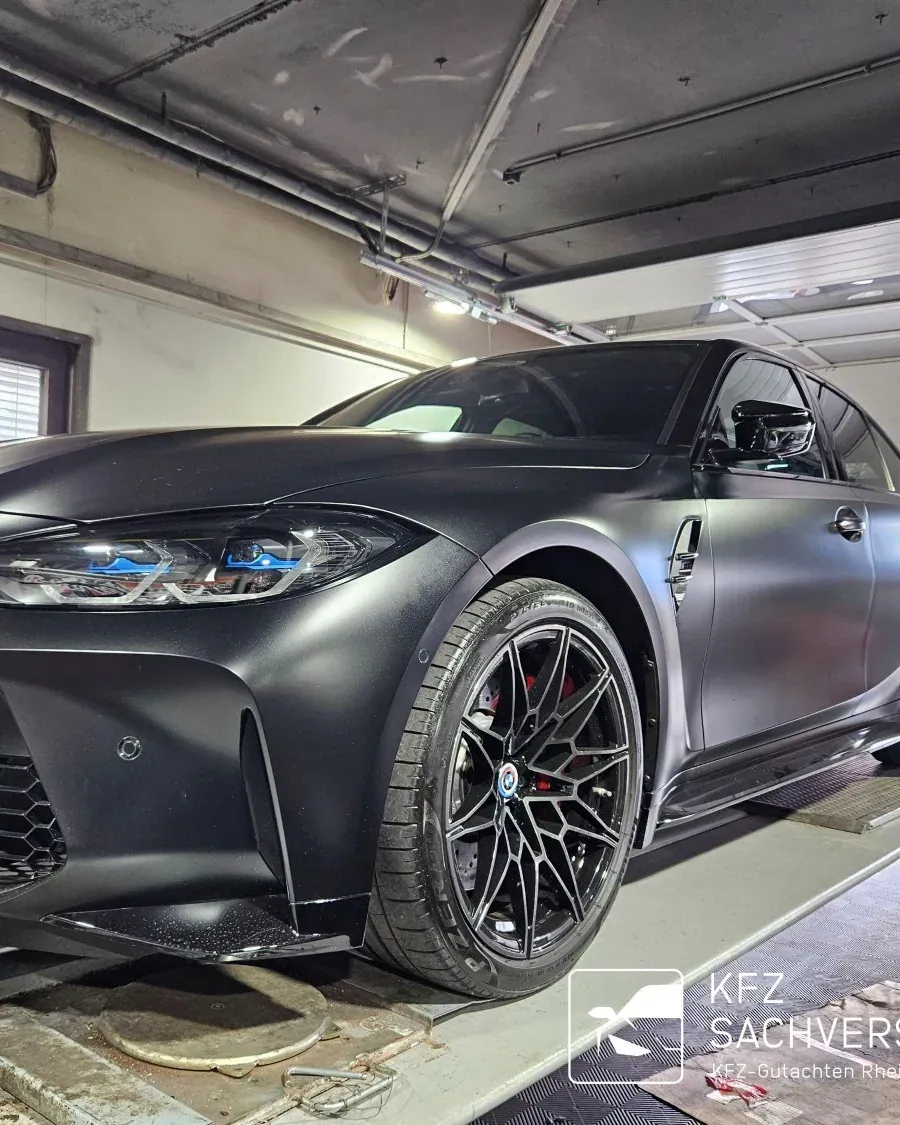 BMW M3 auf der Hebebühne bei einer Begutachtung durch Kfz Sachverstand 24
