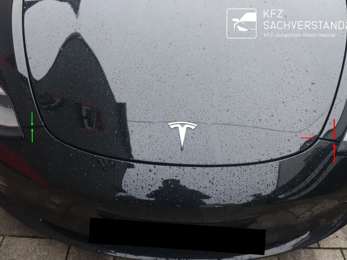 Tesla Model S mit Schaden an der Front