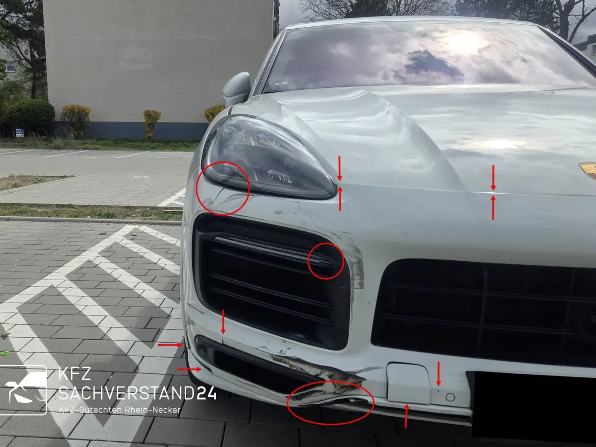 Porsche Cayenne mit Frontschaden