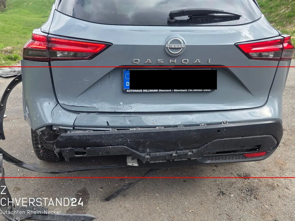 Nissan Qashqai mit Heckschaden