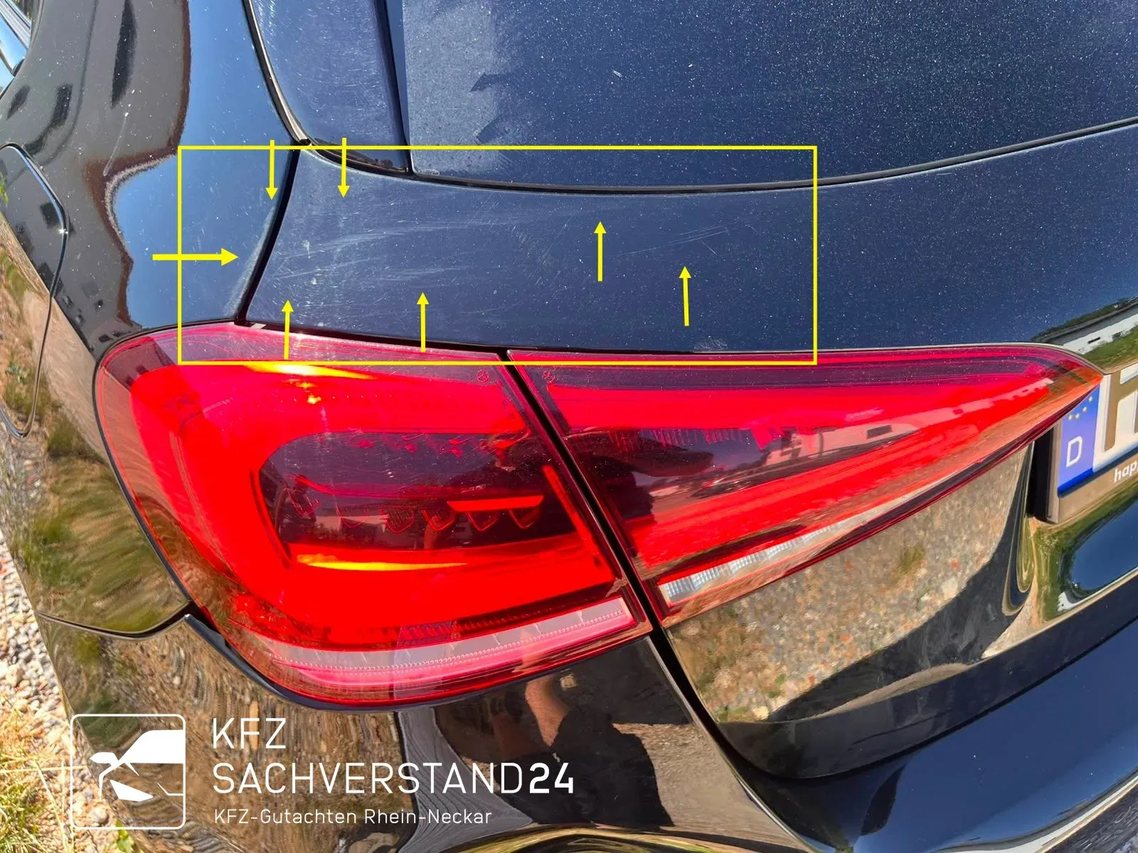 Dunkelblauer Mercedes-Benz mit Kratzern am hinteren Seitenteil oberhalb der Rückleuchte, Schadenbereich gelb markiert