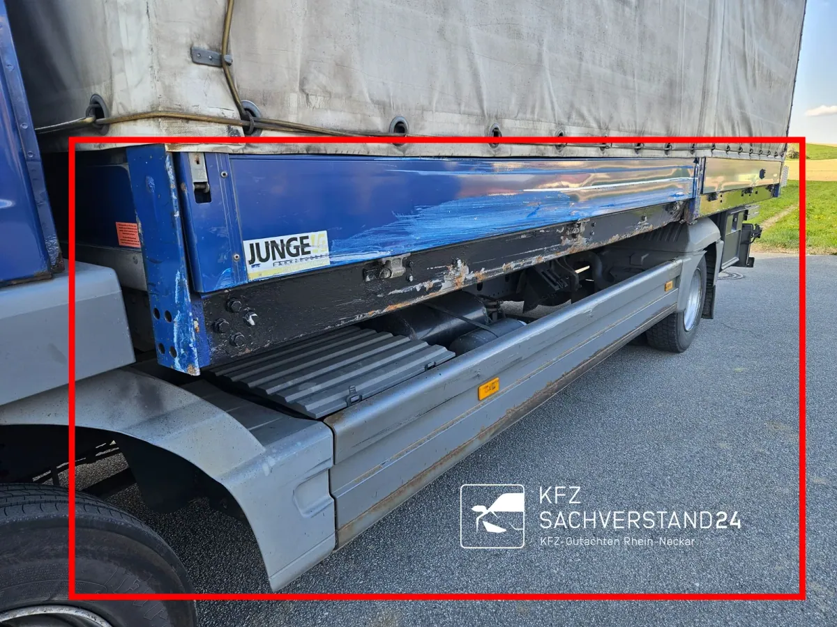 Mercedes-Benz Atego Lkw mit seitlichem Unfallschaden