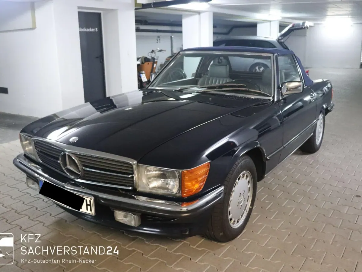 Mercedes-Benz SL Oldtimer in einer Tiefgarage