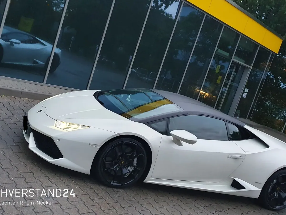 Weißer Lamborghini Huracán vor einem Autohaus