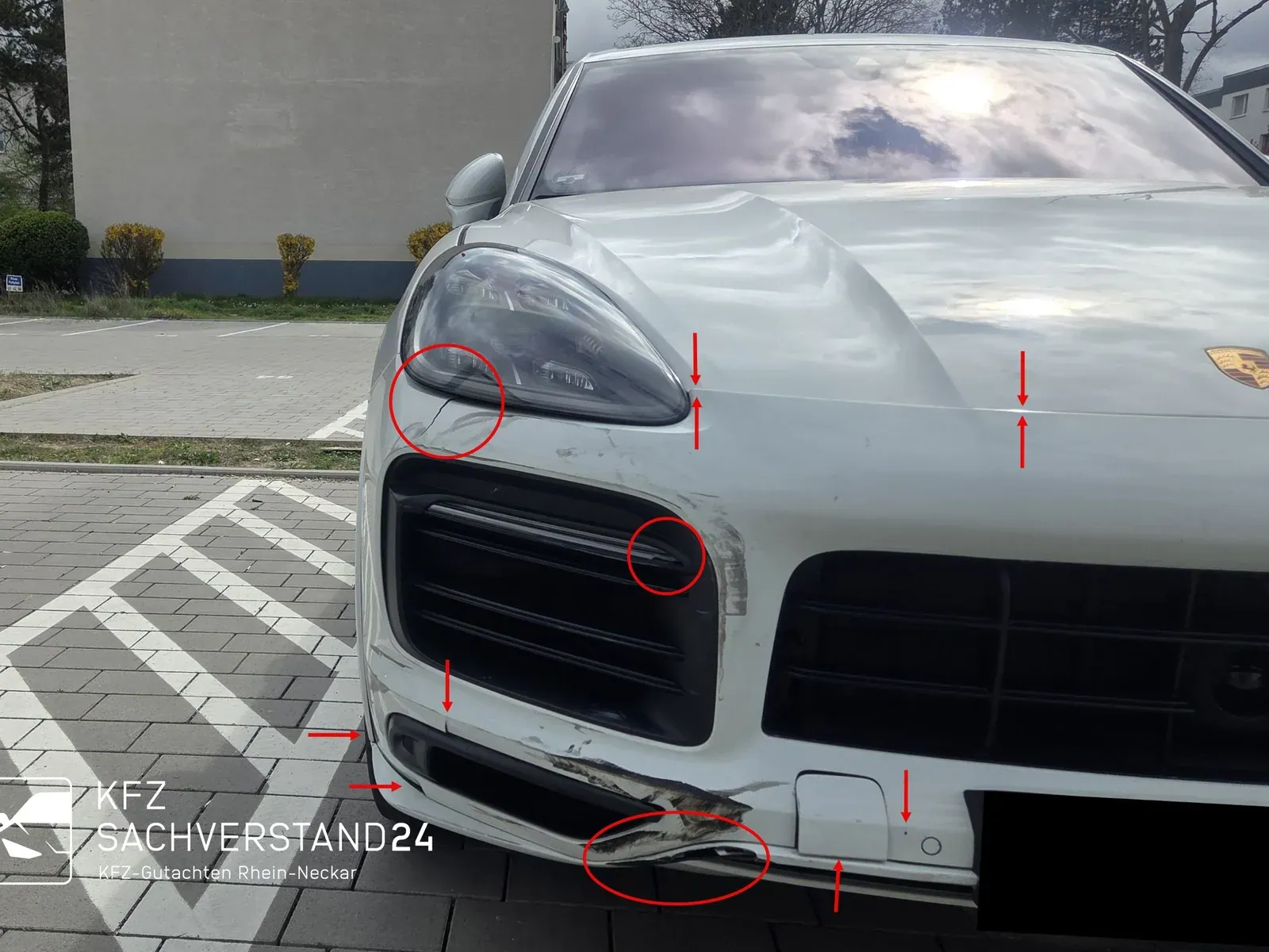 Porsche Cayenne mit Frontschaden: eingedrückte Motorhaube und beschädigter Stoßfänger, Schadenstellen markiert