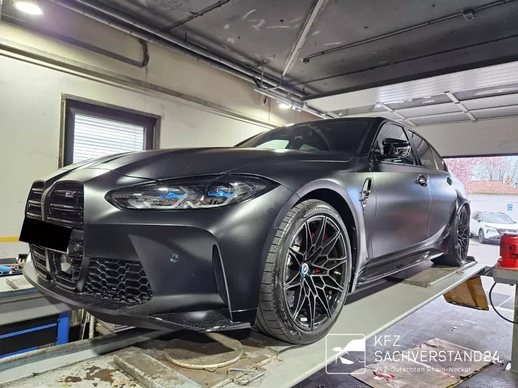 Schwarzer BMW M3 auf der Hebebühne