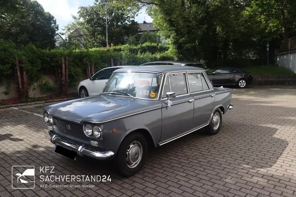 Fiat 1500 Oldtimer auf einem Parkplatz