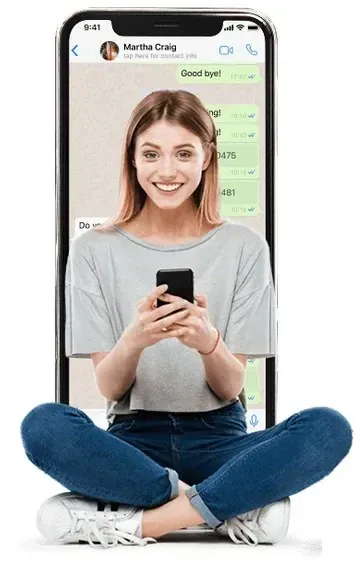 Frau mit Smartphone vor einem Chatfenster