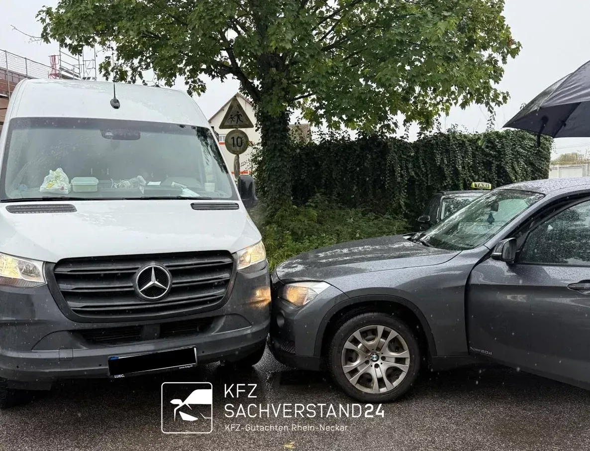 Unfall an einer Kreuzung zwischen Mercedes Sprinter und BMW X1