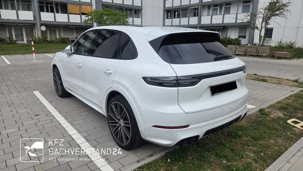 Weißer Porsche Cayenne auf einem Parkplatz