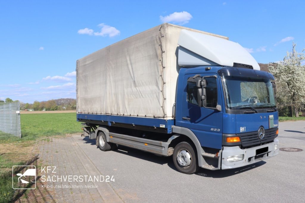 Ein blauer Mercedes-Benz LKW Atego BM970 vom Untertyp OM906 mit sechs Zylindern und einem Unfallschaden an der Seitenbordwand kfz gutachter viernheim mannheim heidelberg