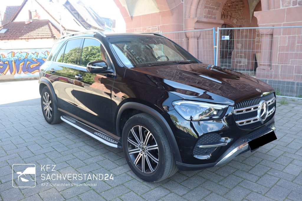 Ein schwarzer Mercedes-Benz GLE 300 mit silbernen Designelementen nach einem Schaden von einer Waschanlage