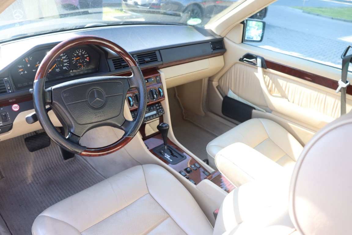 Weisser Innenraum eines Mercedes-Benz E320 Coupe mit Lederausstattung