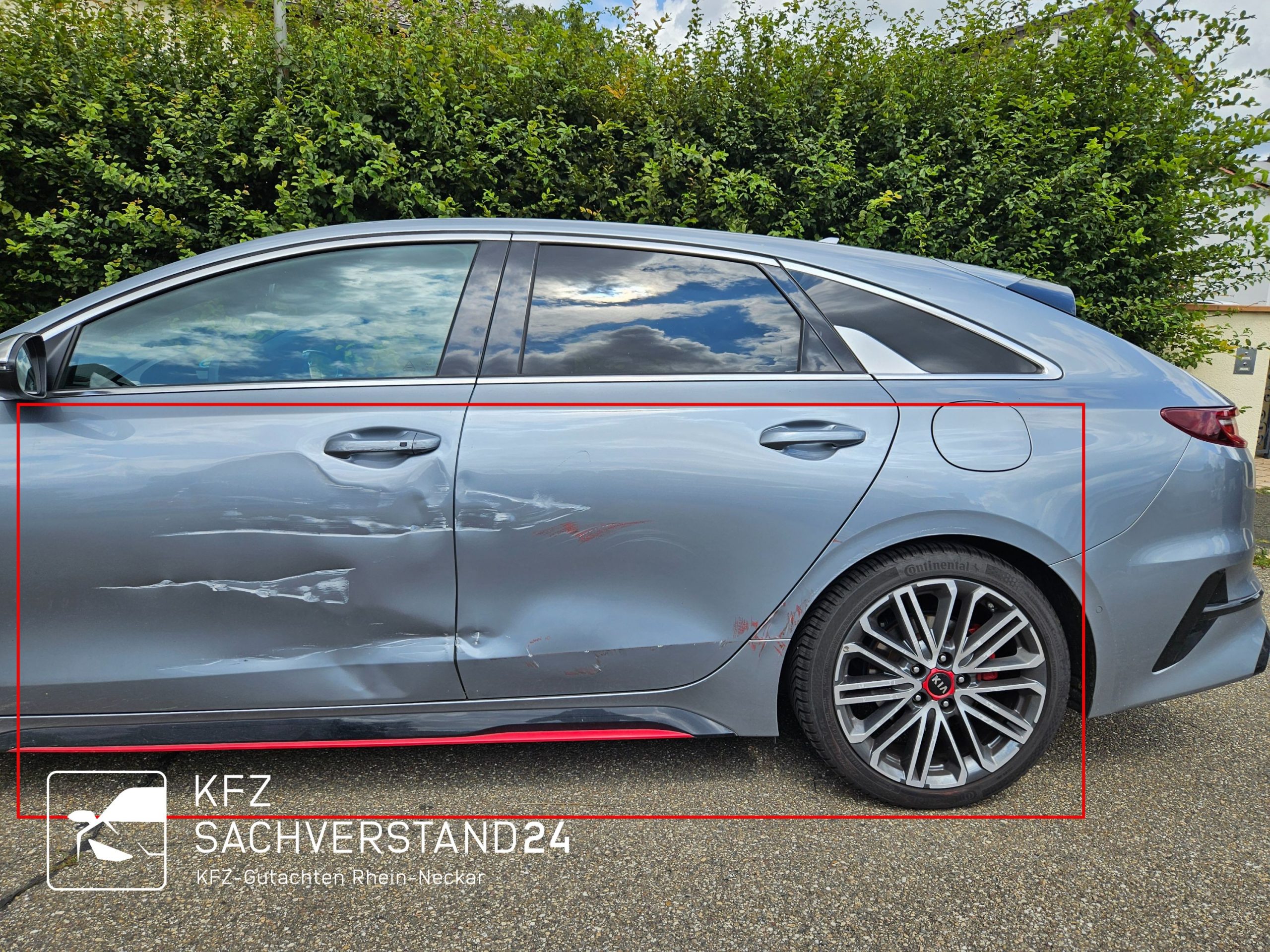 Ein silberner Kia Proceed mit auffälligem Design, der einen Schaden auf der linken Seite hat