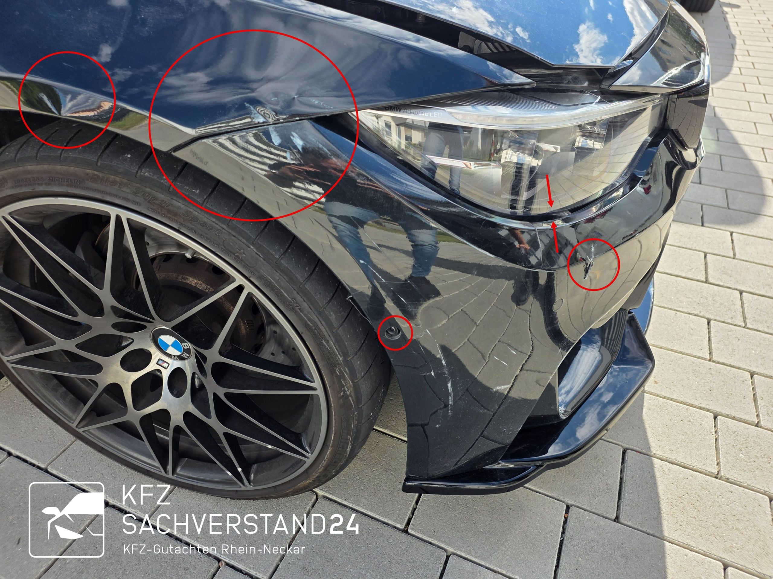 Dunkelblauer Bmw M4 mit Competition Felgen und Frontschaden auf einem Parkplatz