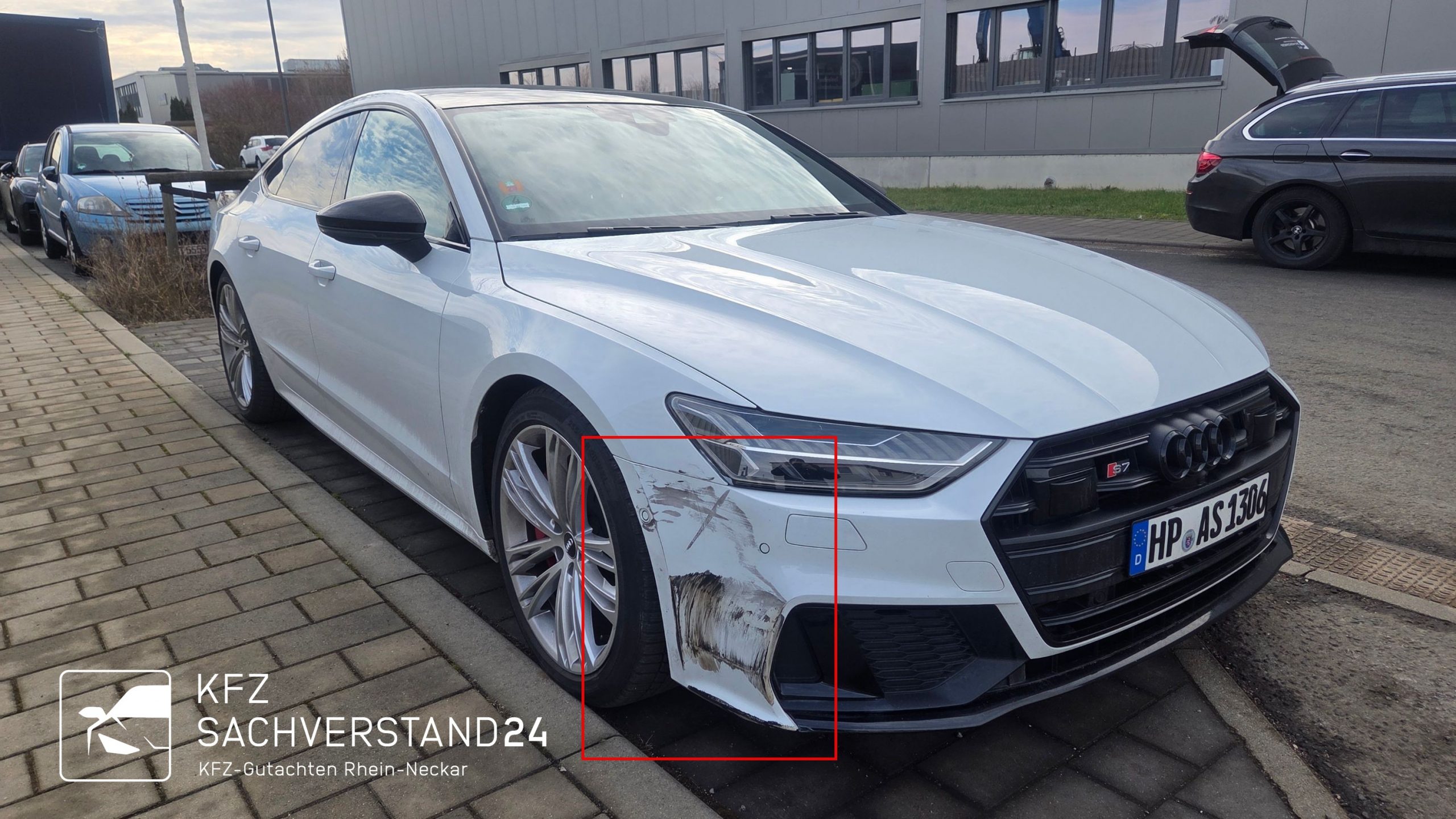 Audi S7 wird nach einem Frontschaden an einer Staße von einerm Gutachter überprüft