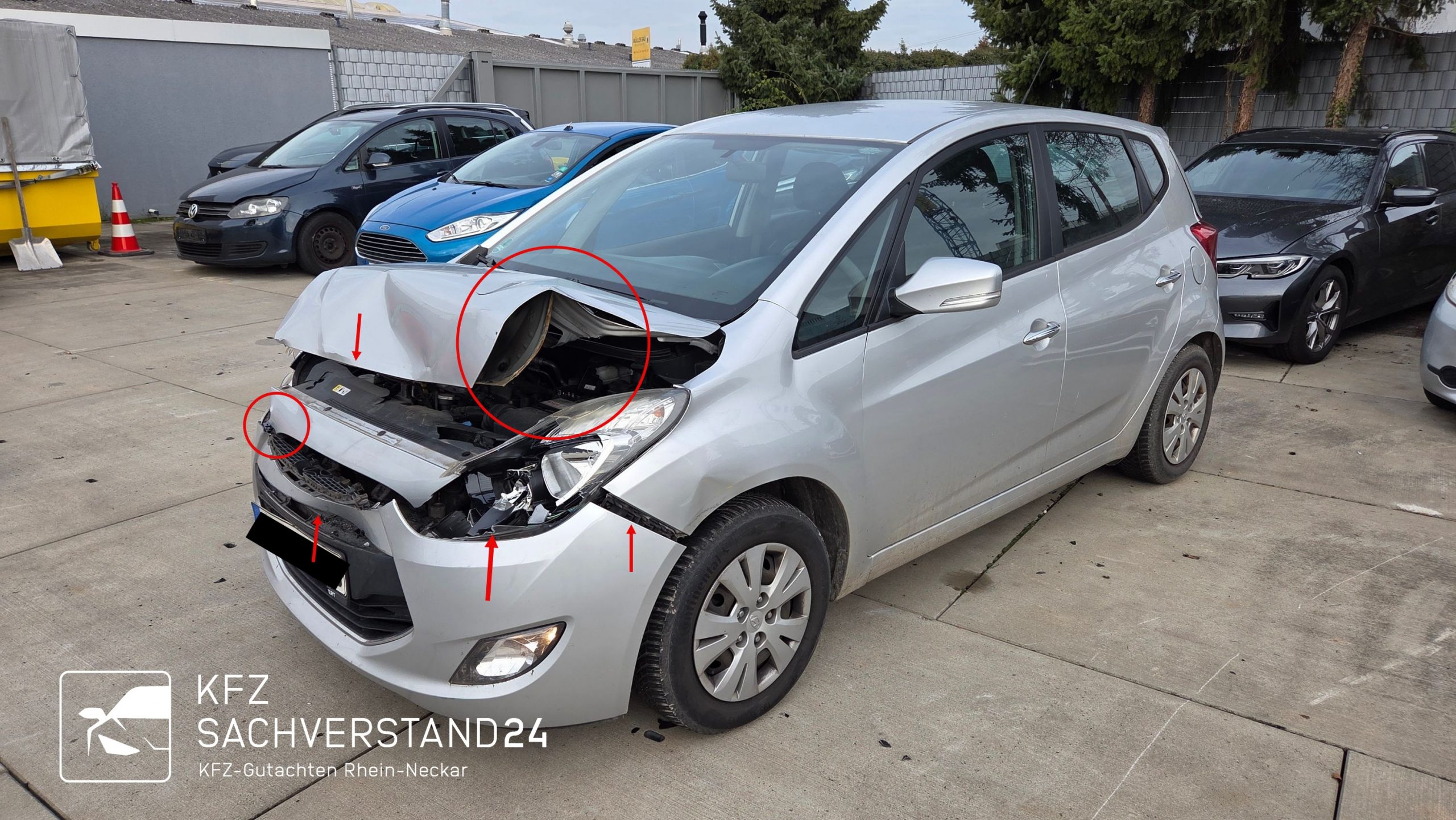 Ein Hyundai i20 wird nach einem Verkehrsunfall von einem Kfz Sachverständigen nach weiteren Schäden durchsucht