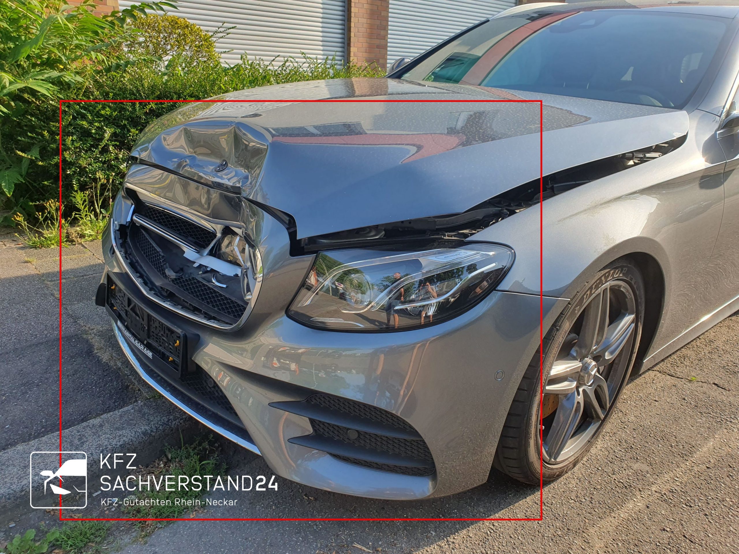 Kfz Gutachter nimmt Schaden an einem Mercedes E350 nach einem Frontunfall auf