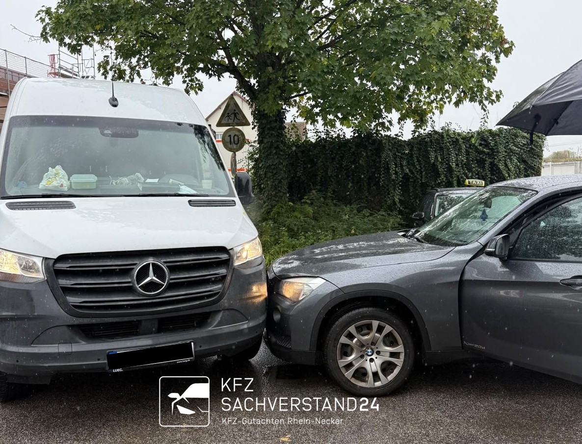 Unfall an der Kreuzung zwischen einem BMW und Sprinter durch Vorfahtsmissachtung