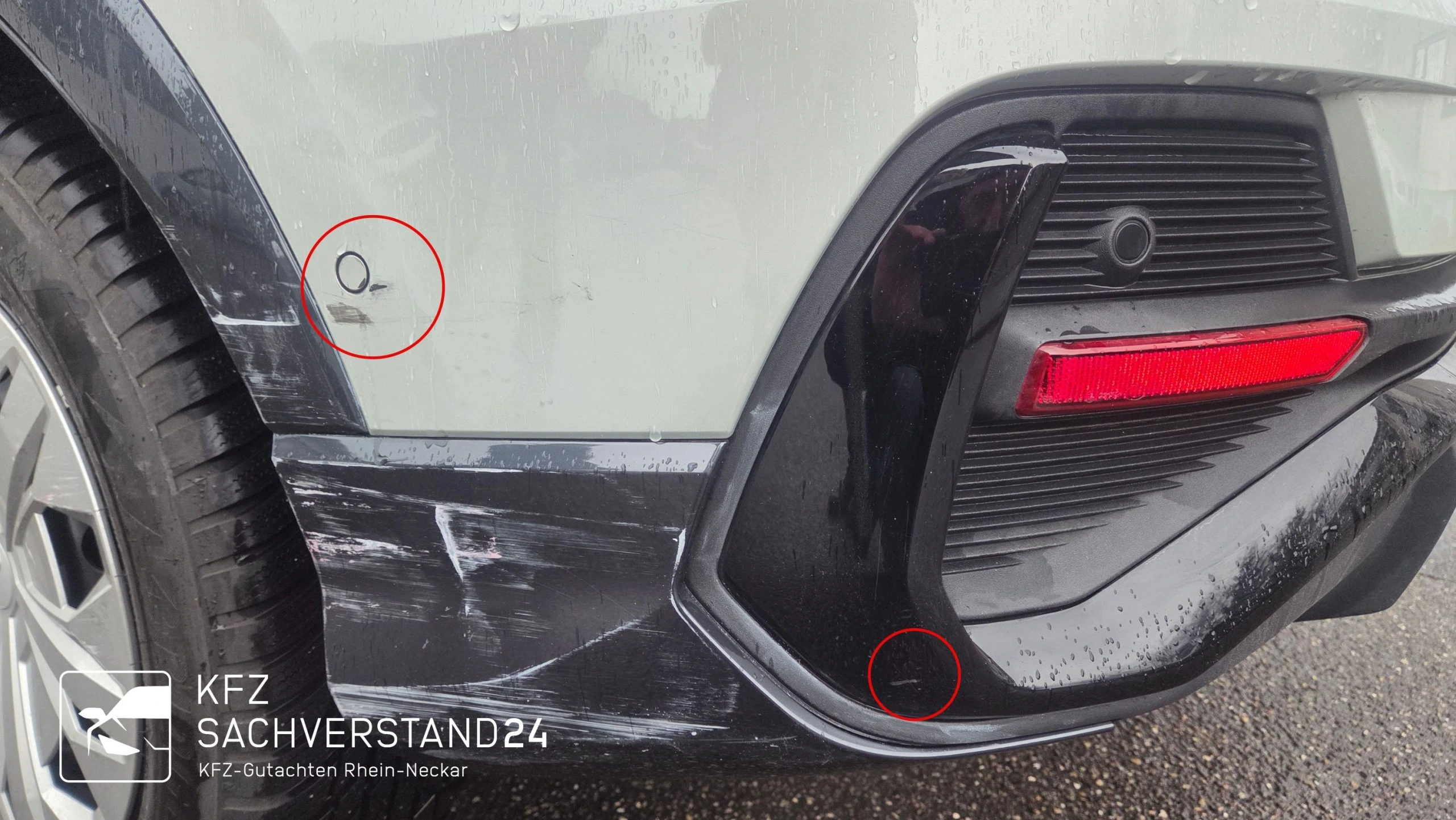 Audi Q3 mit Heckschaden wird begutachtet von einem Kfz Gutachter von Kfz Sachverstand 24 für ein Unfallgutachten