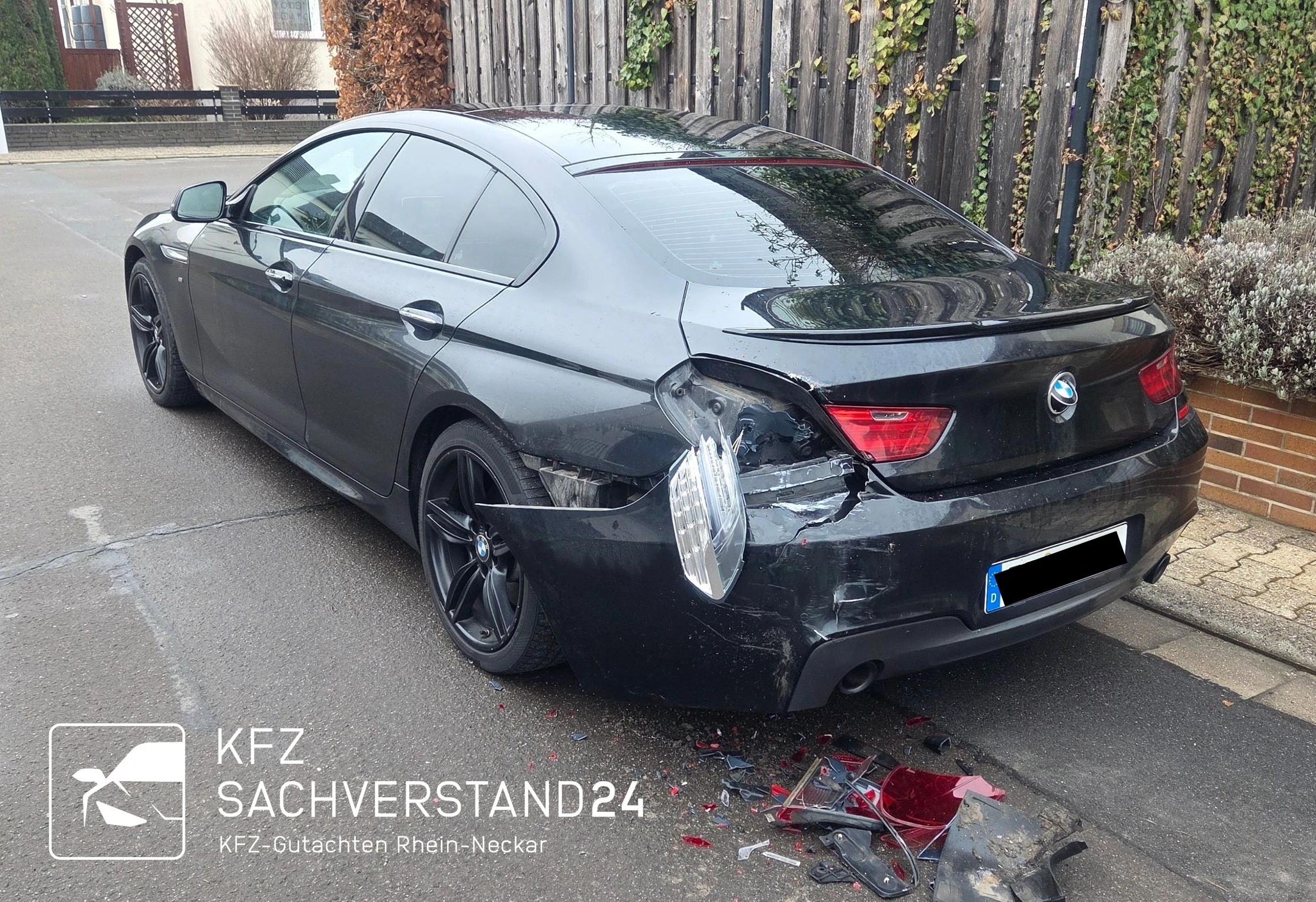 Bmw 640 mit Heckschaden wird begutachtet von einem Kfz Gutachter von Kfz Sachverstand 24 für ein Unfallgutachten