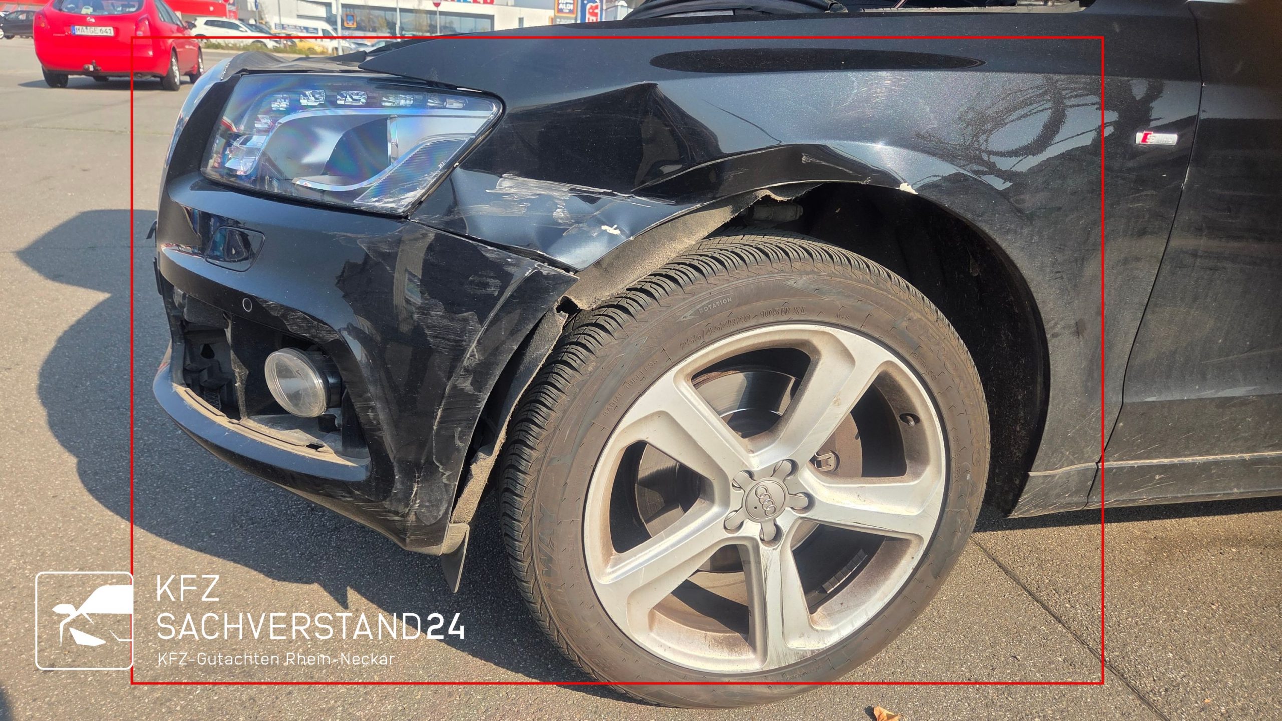 schwarzer Audi Q5 mit seitlichem Frontschaden beschädigter Kotflügel Stoßstange und Reifen