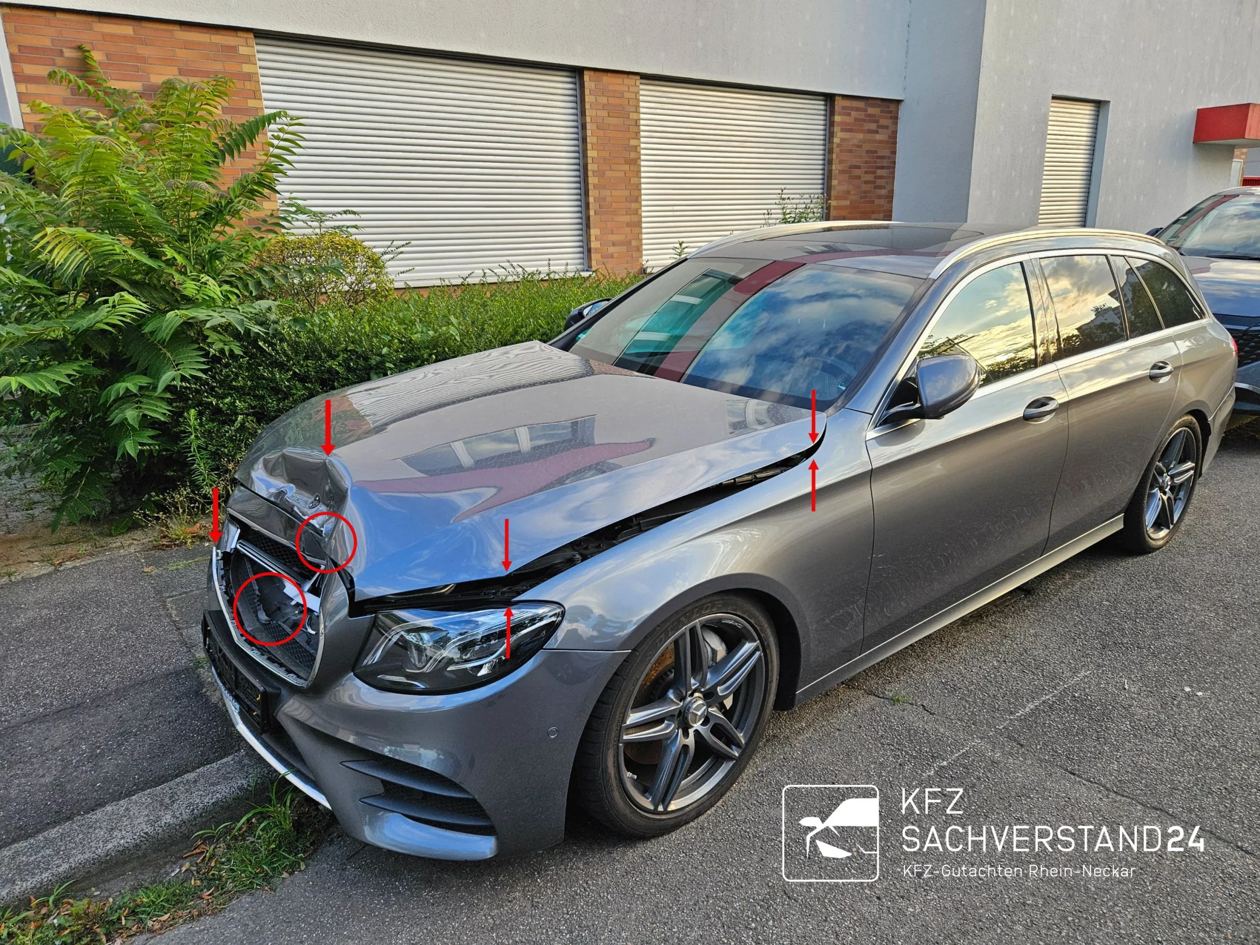 Mercedes E350 mit Frontunfall wird begutachtet von einem Kfz Gutachter von Kfz Sachverstand 24 für ein Unfallgutachten