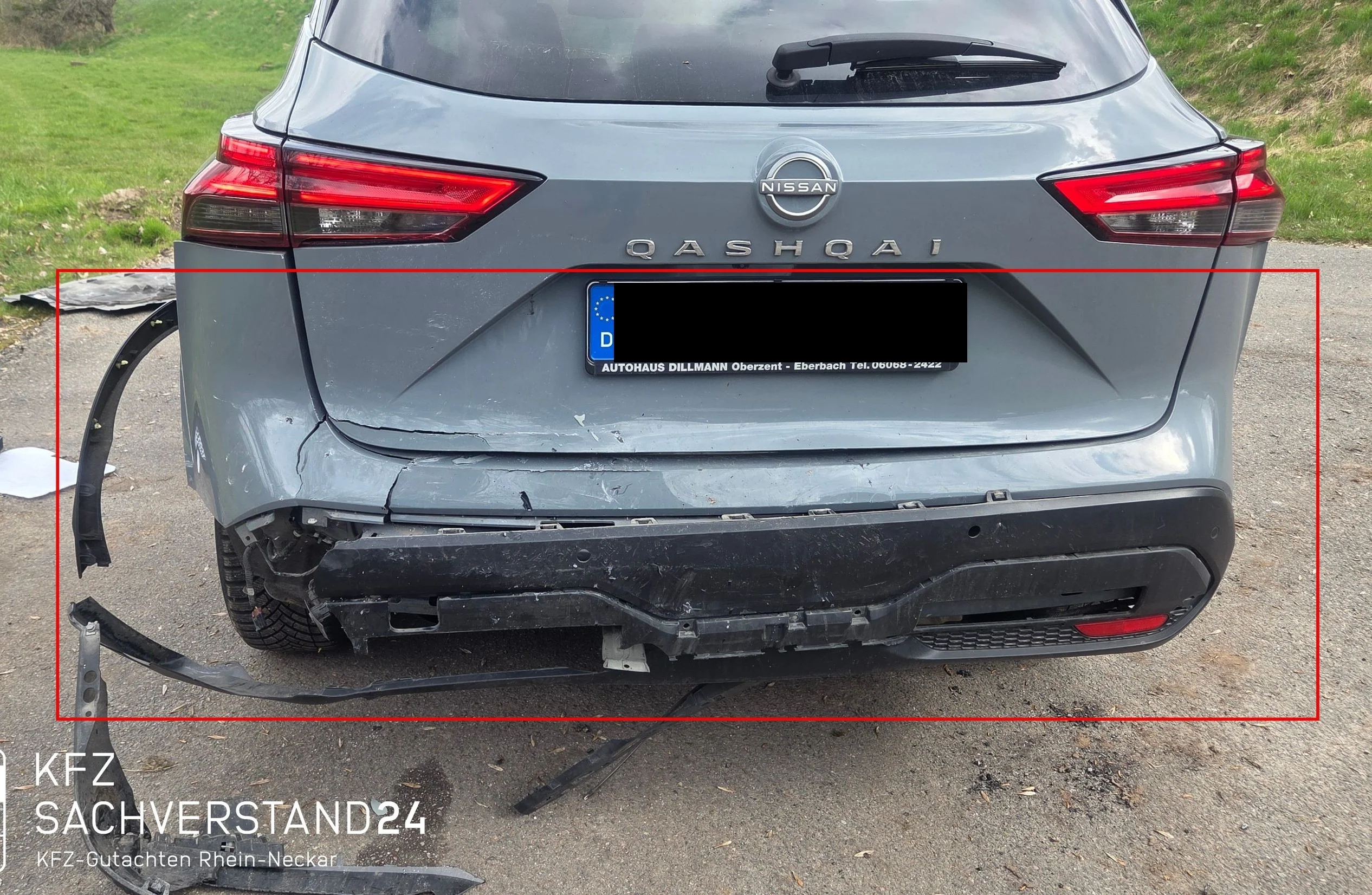 Nissan Qashqai mit Heckschaden wird begutachtet von einem Kfz Gutachter von Kfz Sachverstand 24 für ein Unfallgutachten