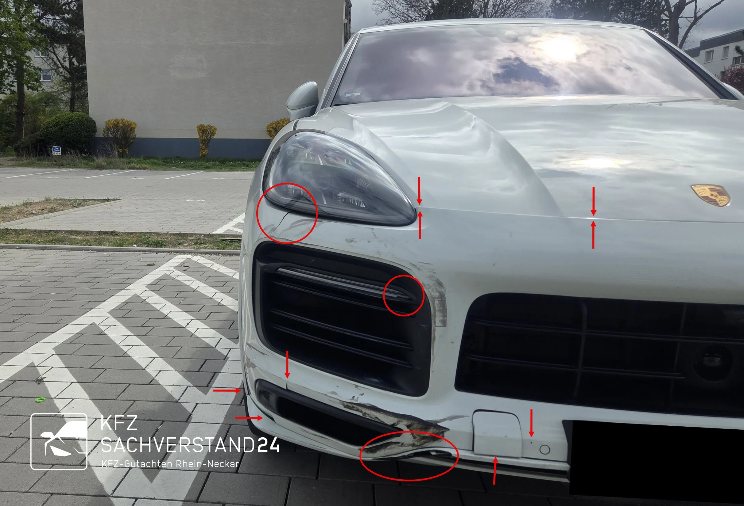 Porsche Cayenne mit Frontschaden wird begutachtet von einem Kfz Gutachter von Kfz Sachverstand 24 für ein Unfallgutachten
