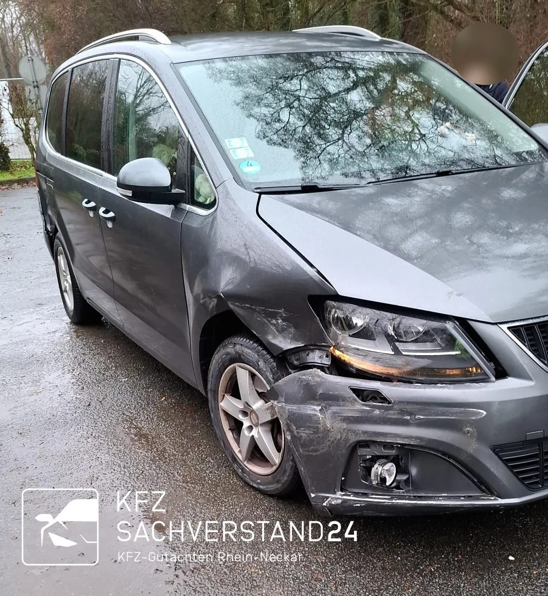 Seat Alhambra mit Frontschaden wird begutachtet von einem Kfz Gutachter von Kfz Sachverstand 24 für ein Unfallgutachten
