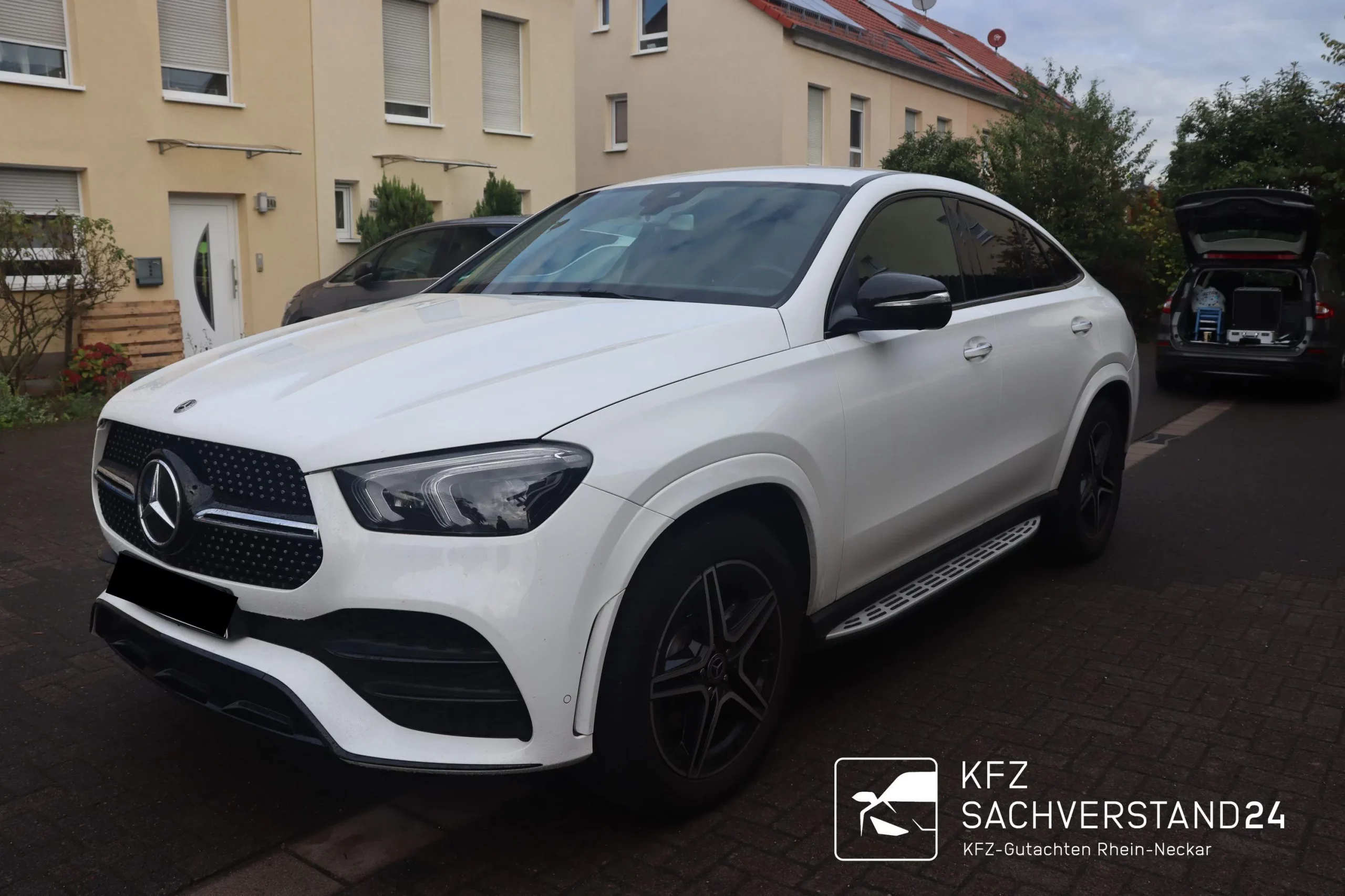 Mercedes GLE Coupe mit Seitenschaden wird begutachtet von einem Kfz Gutachter von Kfz Sachverstand 24 für ein Unfallgutachten