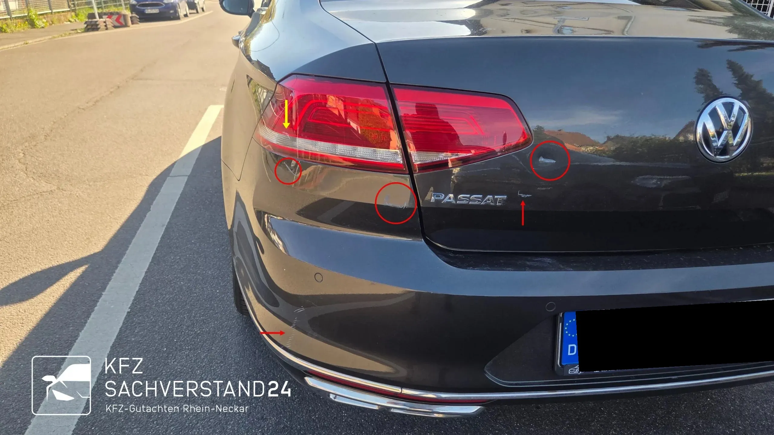 VW Passat mit Heckschaden wird begutachtet von einem Kfz Gutachter von Kfz Sachverstand 24 für ein Unfallgutachten
