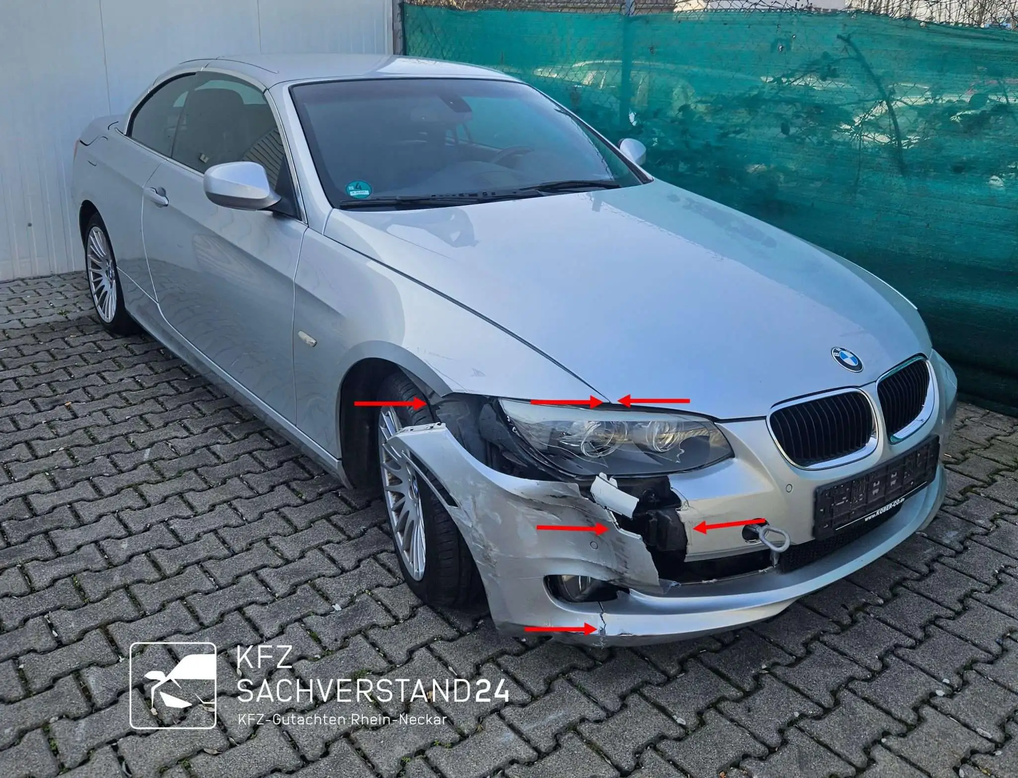 Bmw 330Ci mit Frontschaden wird begutachtet von einem Kfz Gutachter von Kfz Sachverstand 24 für ein Unfallgutachten