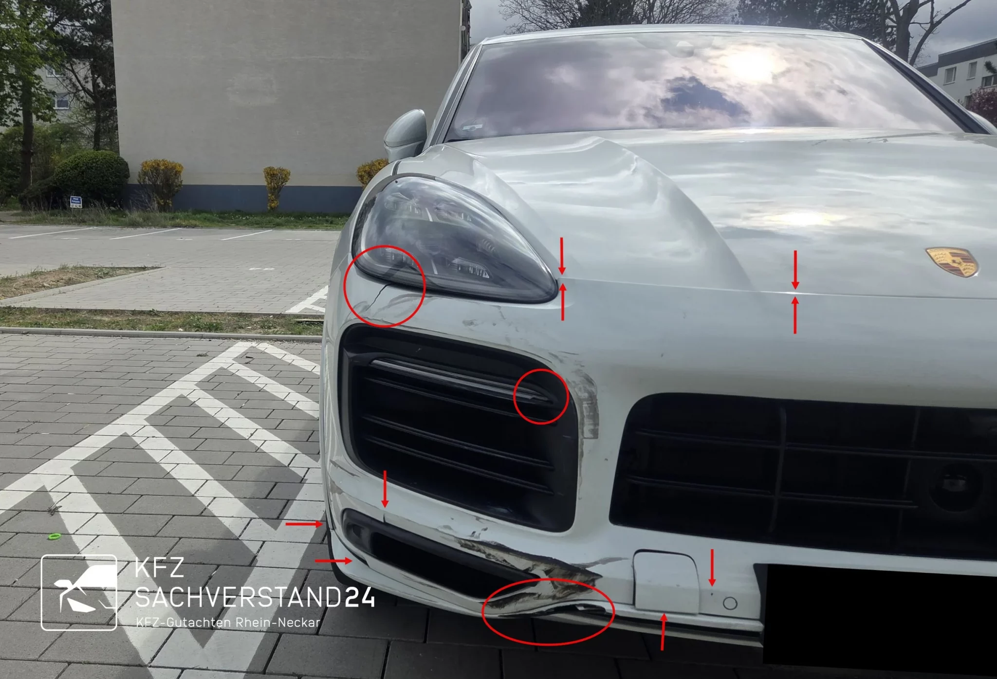 Porsche Cayenne S mit Frontschaden wird begutachtet von einem Kfz Gutachter von Kfz Sachverstand 24 für ein Unfallgutachten